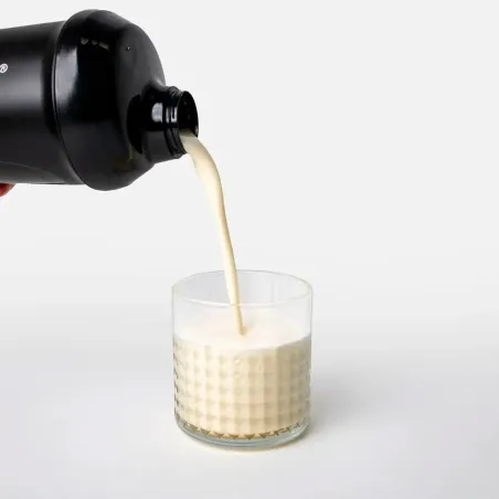 Grass-Fed Whey Protein ⁠–⁠ z mléka krav krmených trávou z udržitelných britských chovů bez příchutě ve sklenici