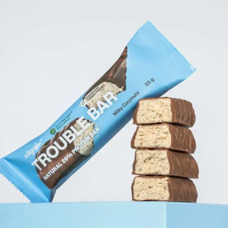 Trouble Protein Bar - kokos s mléčnou čokoládou, rozlomená tyčinka