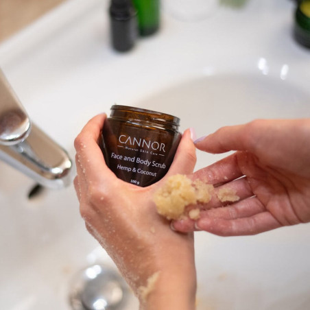 Peeling na obličej a tělo Face & Body Scrub 100 g aplikace na ruku