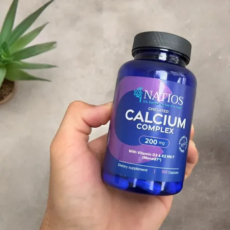 NATIOS Chelated Calcium Complex, Vápník s vitamíny D3 a K2 MK-7, obal v ruce