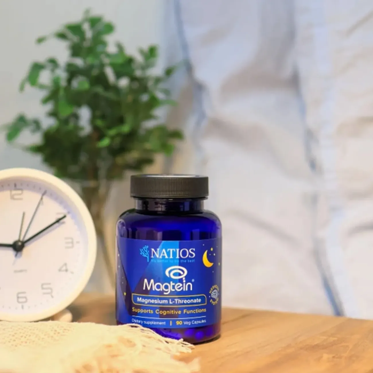 NATIOS Magtein, Magnesium L-threonate, obal na nočním stolku