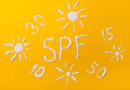 SPF: Co to znamená a jak opravdu funguje ochrana před sluncem